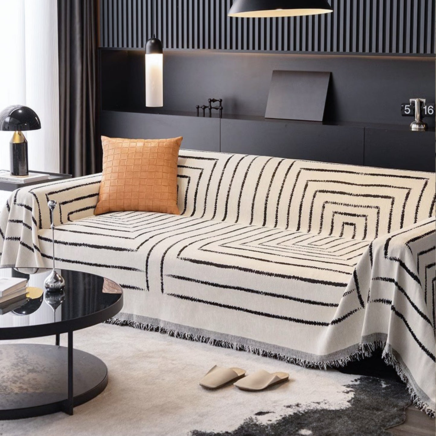 Copridivano d’Eleganza Raffinata in Stile Monocromatico per un’Armonia di Colori e Design