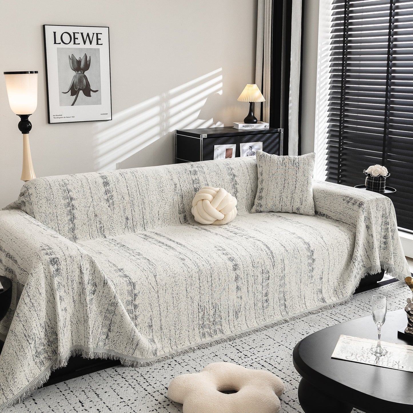 Copridivano in Tessuto dallo Stile Moderno e Raffinato per Creare un Ambiente Sobrio e Chic
