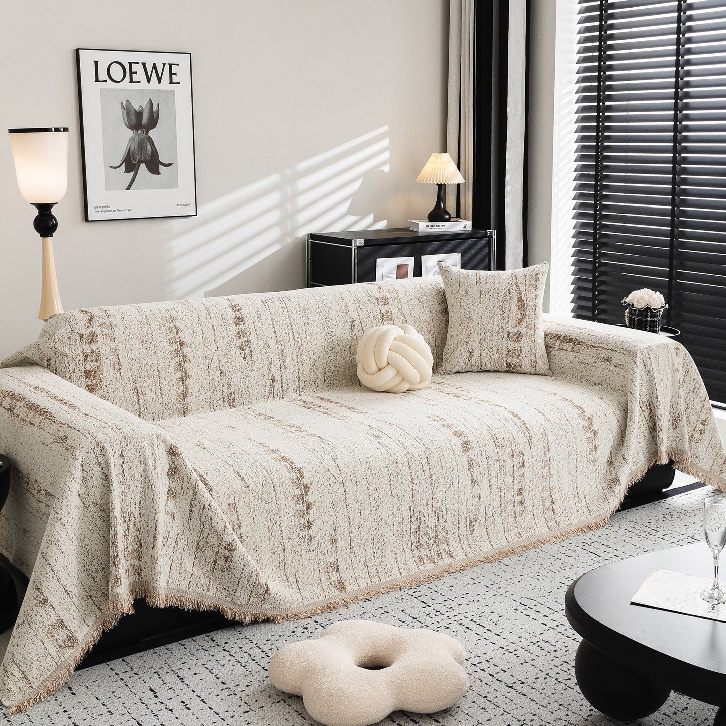 Copridivano in Tessuto dallo Stile Moderno e Raffinato per Creare un Ambiente Sobrio e Chic
