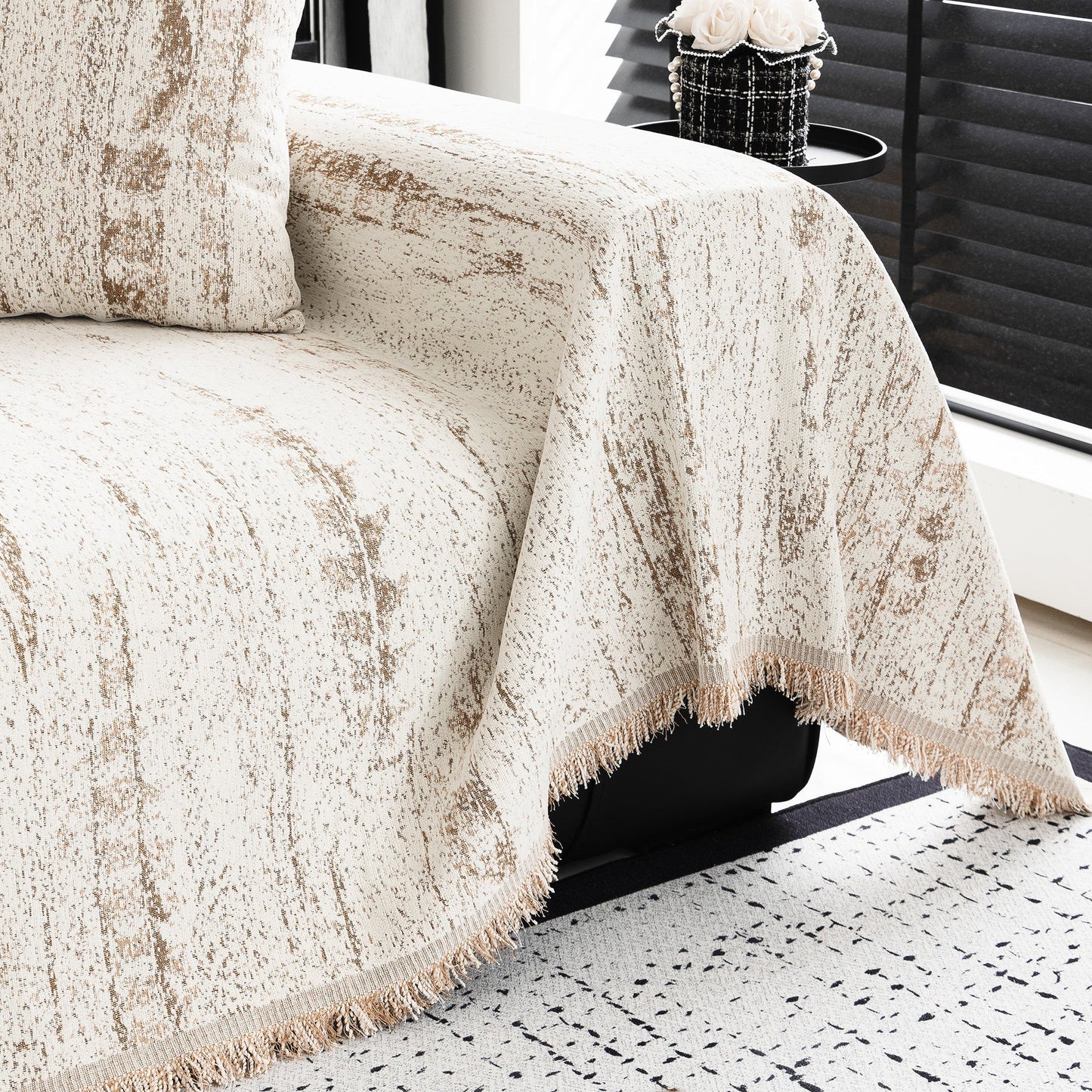Copridivano in Tessuto dallo Stile Moderno e Raffinato per Creare un Ambiente Sobrio e Chic