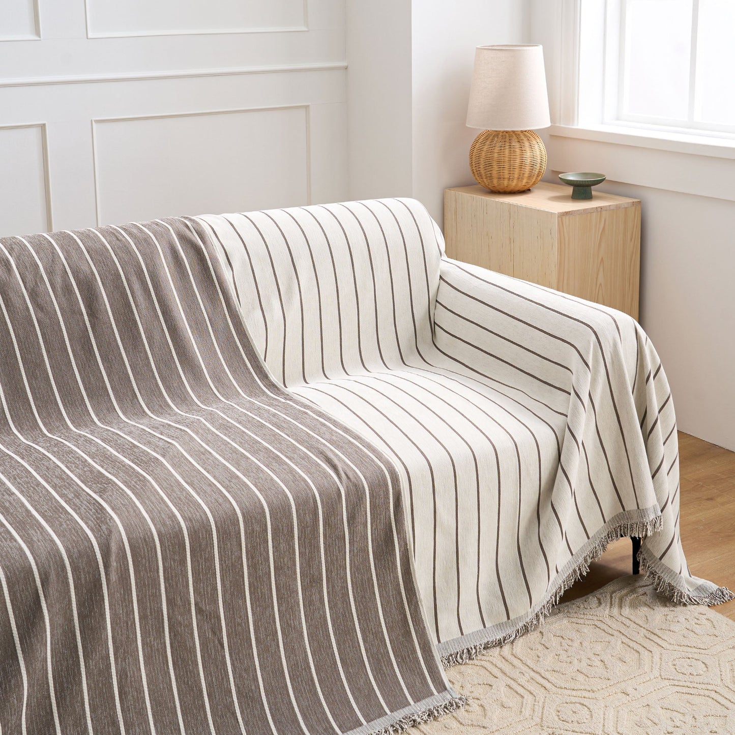 Copridivano Reversibile con Motivo a Linee Moderne per un'Arredamento Versatile e di Tendenza