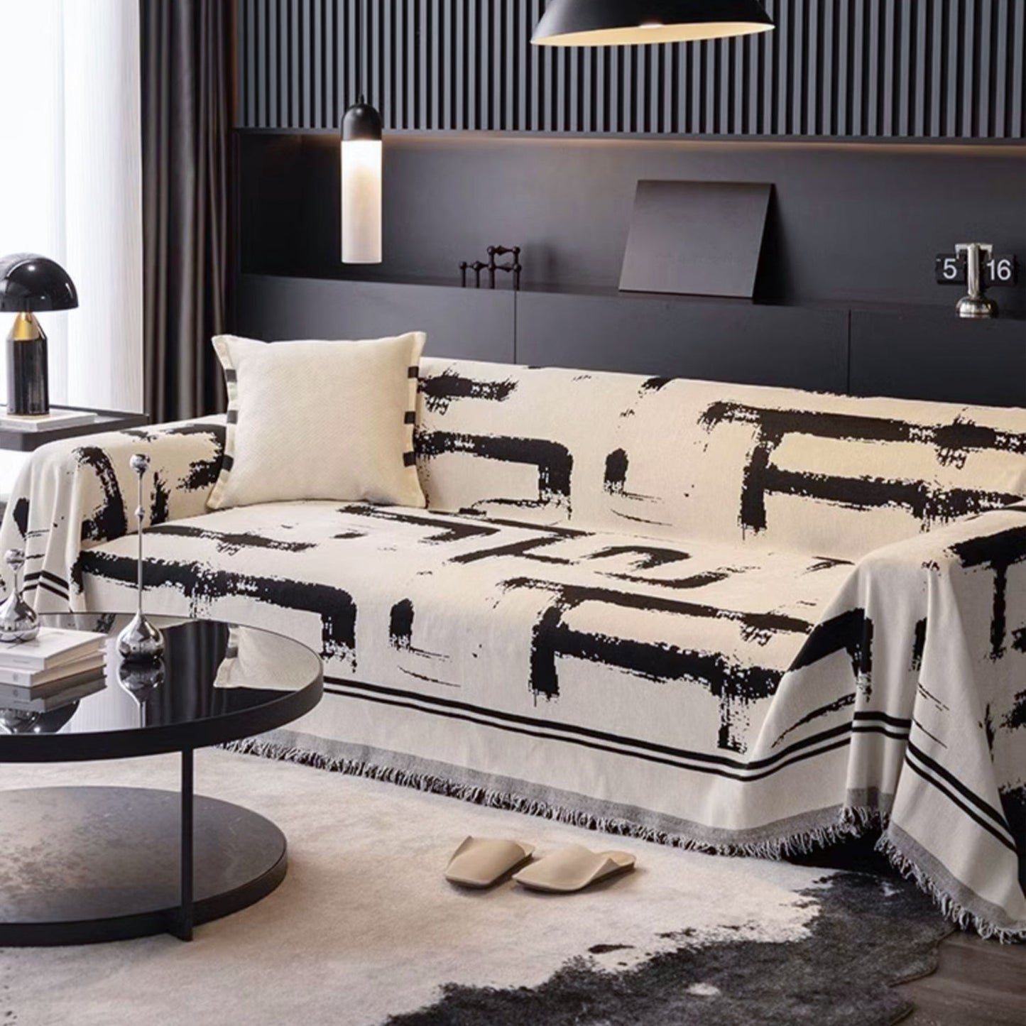 Copridivano d’Eleganza Raffinata in Stile Monocromatico per un’Armonia di Colori e Design