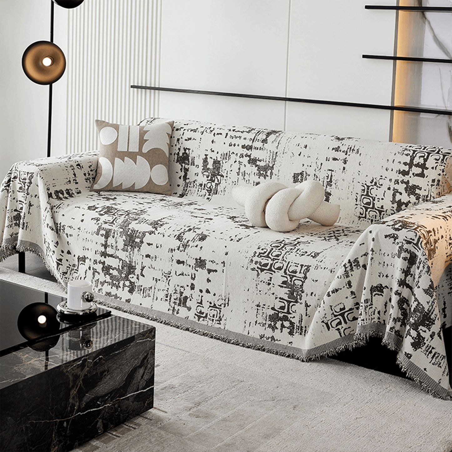 Copridivano in Stile Contemporaneo con Tonalità Grigio Nebbia per un’Arredamento Urbano ed Elegante