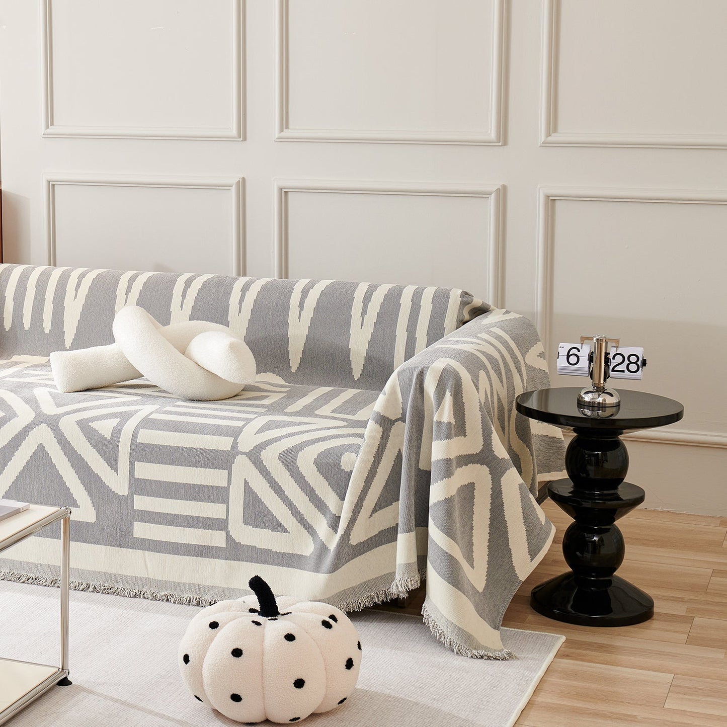 Copridivano d’Ispirazione Boho con Disegni Geometrici e Dettagli Eleganti