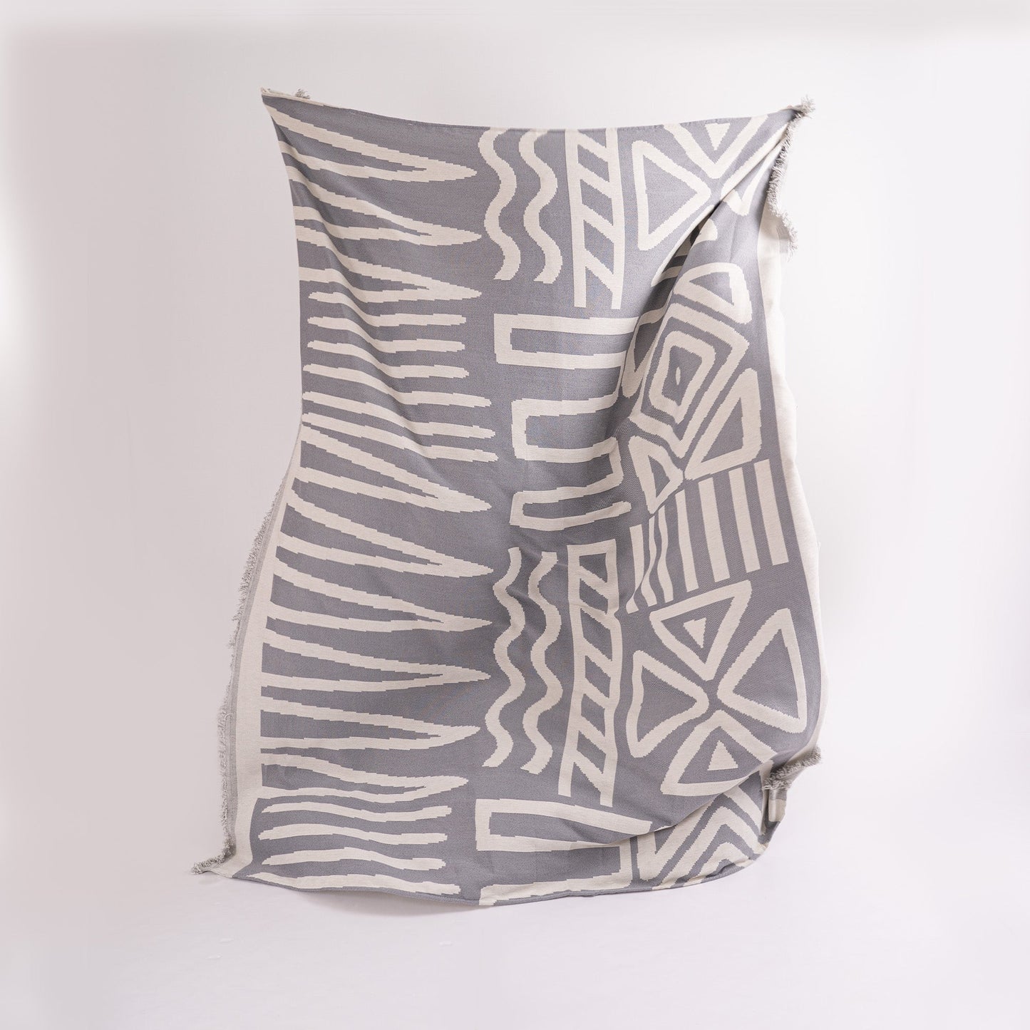 Copridivano d’Ispirazione Boho con Disegni Geometrici e Dettagli Eleganti