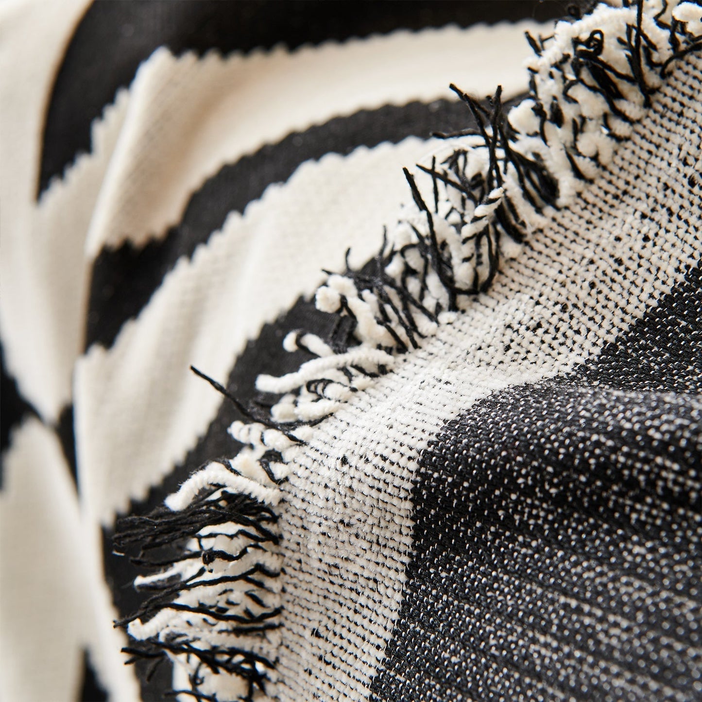 Copridivano d’Ispirazione Boho con Disegni Geometrici e Dettagli Eleganti