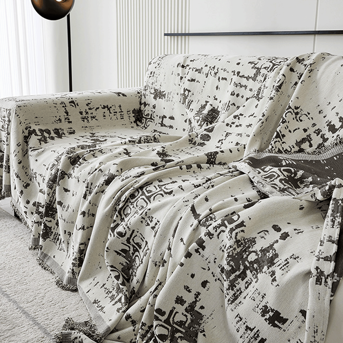 Copridivano in Stile Contemporaneo con Tonalità Grigio Nebbia per un’Arredamento Urbano ed Elegante