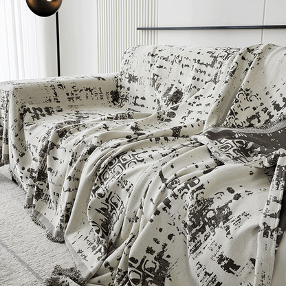 Copridivano in Stile Contemporaneo con Tonalità Grigio Nebbia per un’Arredamento Urbano ed Elegante