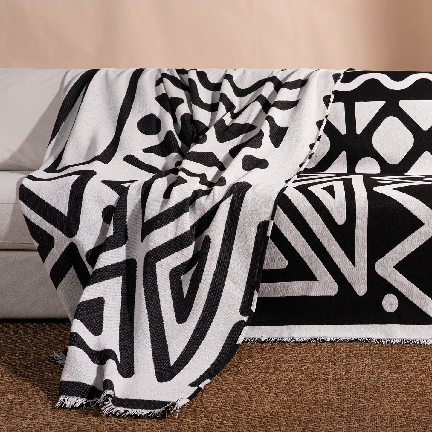 Copridivano d’Ispirazione Boho con Disegni Geometrici e Dettagli Eleganti