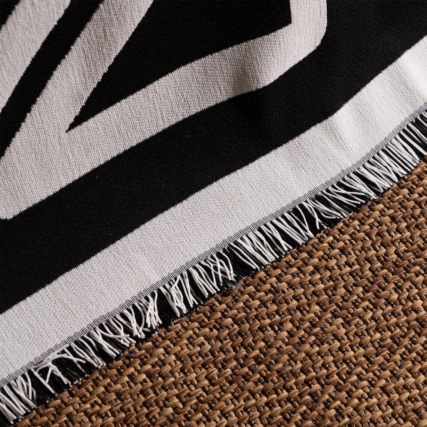 Copridivano d’Ispirazione Boho con Disegni Geometrici e Dettagli Eleganti