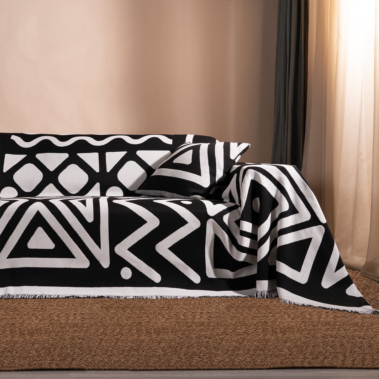 Copridivano d’Ispirazione Boho con Disegni Geometrici e Dettagli Eleganti
