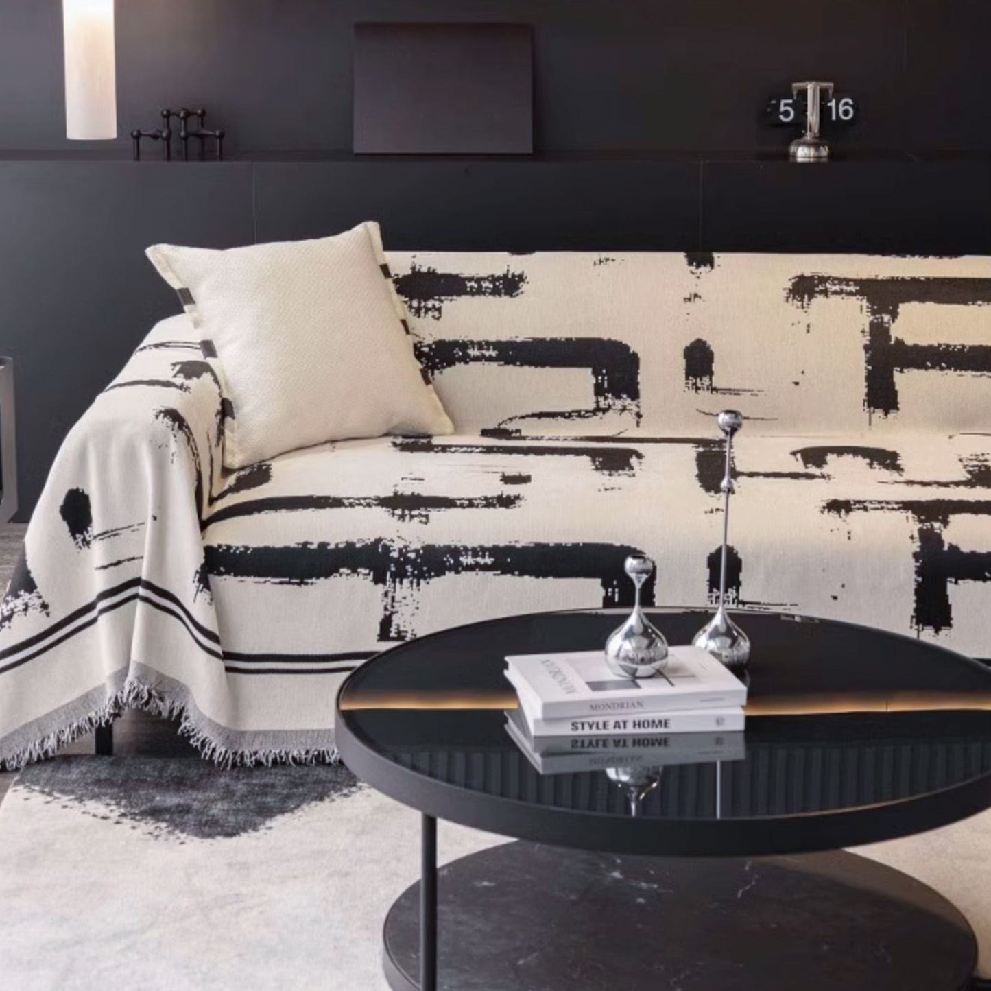 Copridivano d’Eleganza Raffinata in Stile Monocromatico per un’Armonia di Colori e Design