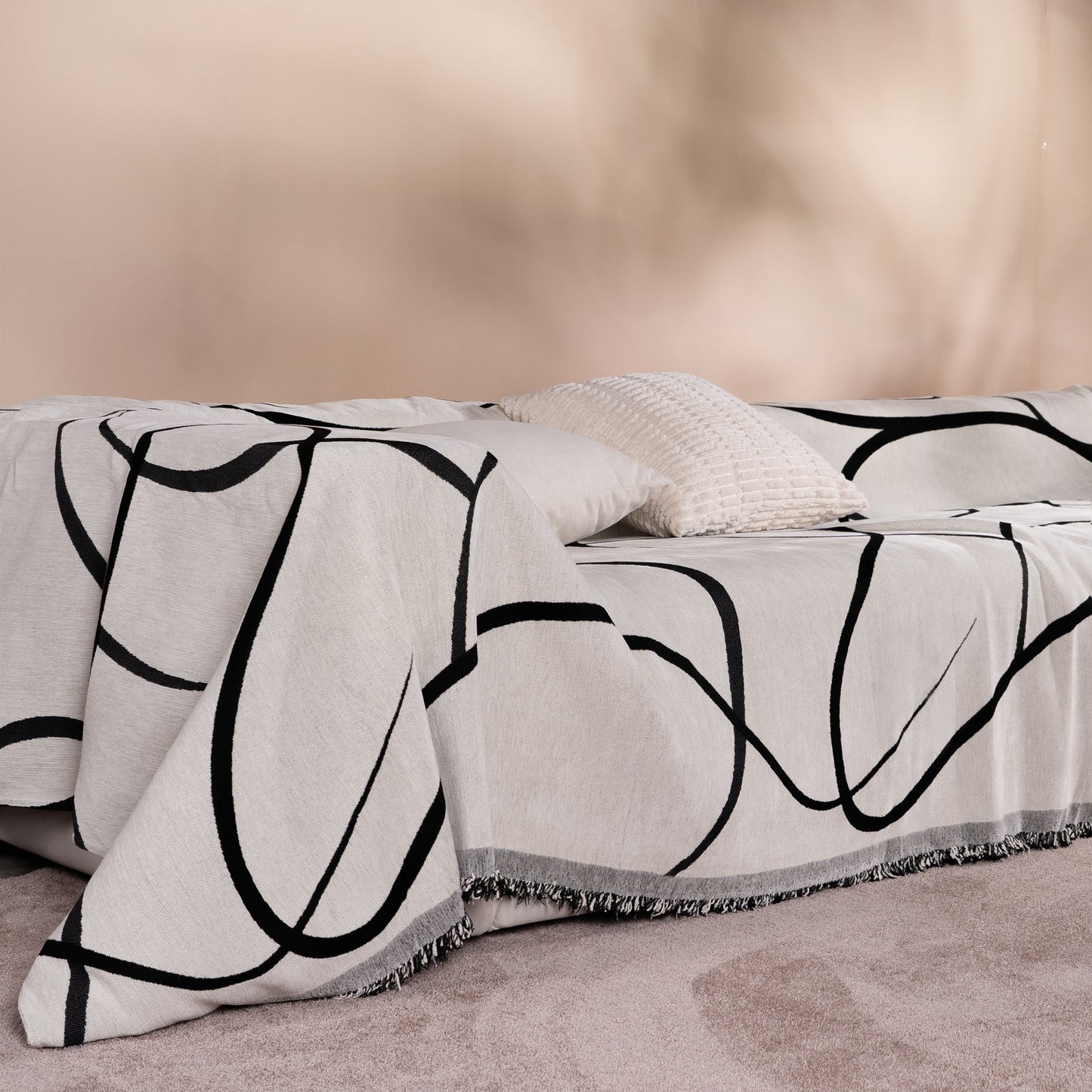 Copridivano d’Ispirazione Boho con Disegni Geometrici e Dettagli Eleganti