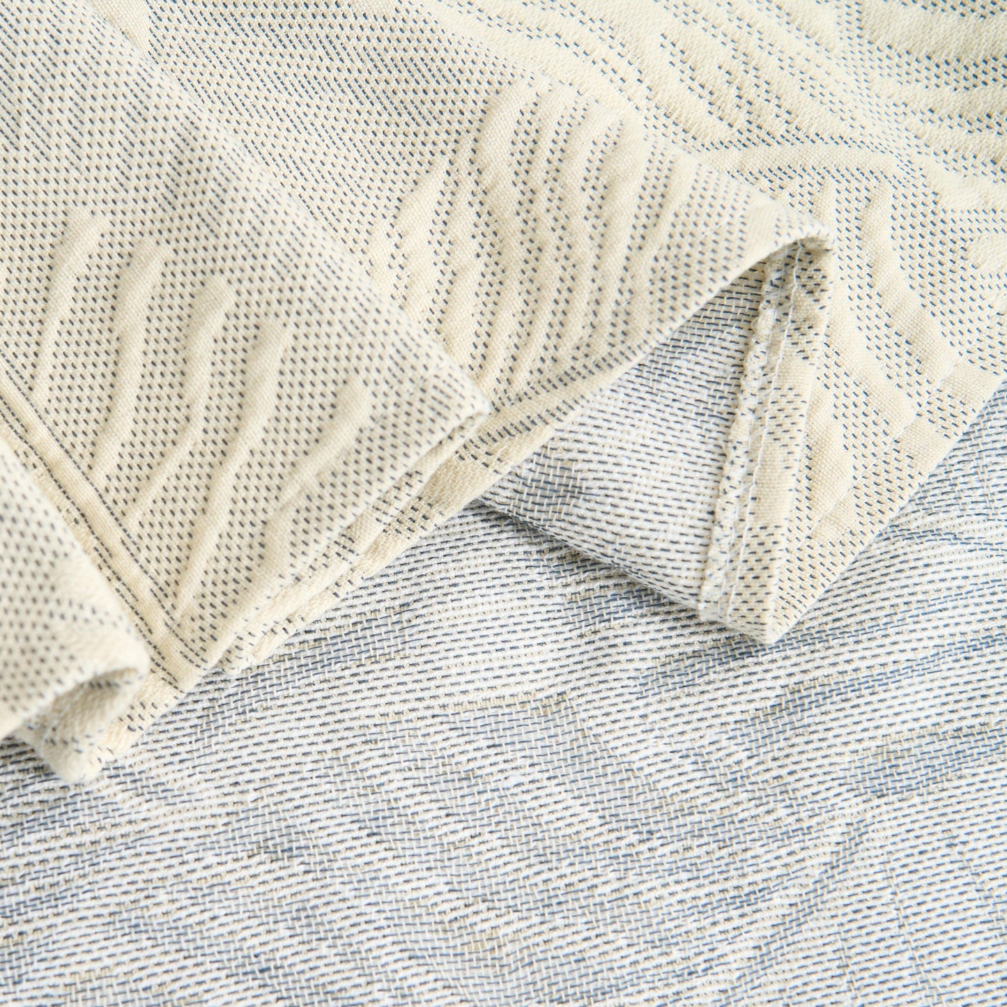 Copridivano Elegante con Design Naturale e Sofisticato per un'Armonia Raffinata e Contemporanea